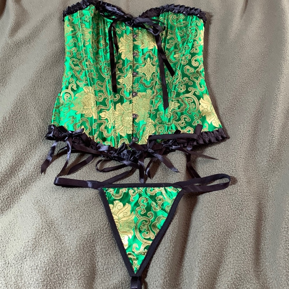 New beautiful bustier w/matching thong.   Approx. 11.5 w/ expansion ribbons.